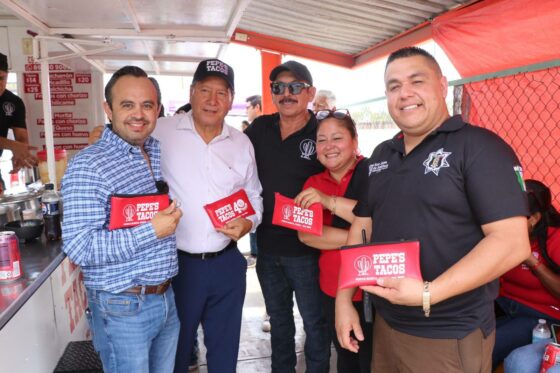 Reconoce Óscar Ríos a Pepe´s Tacos por 40 años de historia en San Juan de Sabinas