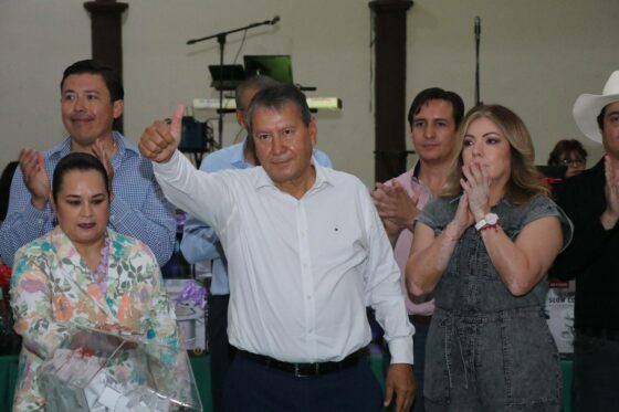 *Festeja Óscar Ríos el día del maestro con gran evento y rifa de regalos*