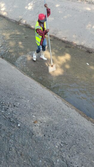 Labores de desazolve en el arroyo de la Iglesia San Juanita