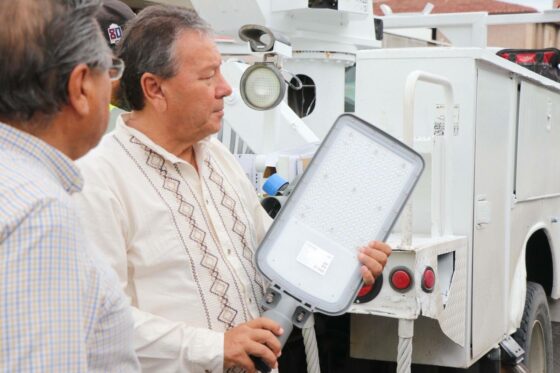 *Avanza modernización del alumbrado público en San Juan de Sabinas: Supervisa Óscar Ríos Ramírez instalación de luminarias LED en Av. Monterrey*