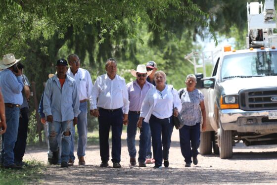 Cumplen compromisos en el ejido Sauceda del Naranjo con instalación de luminarias y reductores de velocidad