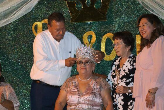 Coronan a Rosa I como primera Reina del Adulto Mayor en Villa de San Juan de Sabinas