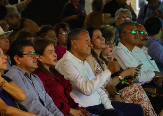 Encendido de la decoración patria en San Juan de Sabinas