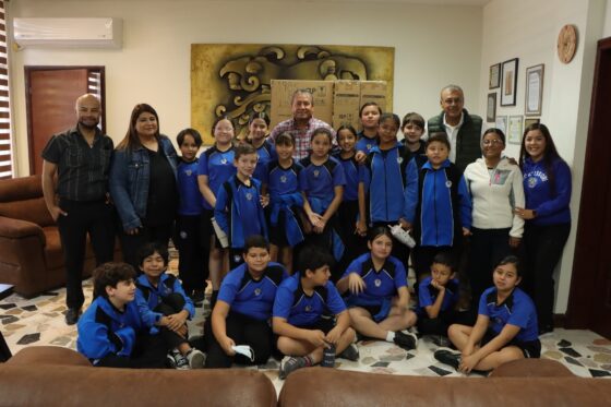 Óscar Ríos Ramírez recibe a estudiantes del Instituto Montessori en la Presidencia Municipal