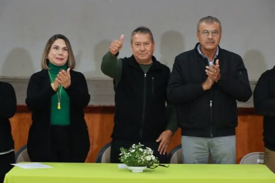 Óscar Ríos Ramírez entrega reconocimientos a instituciones participantes en los desfiles revolucionarios