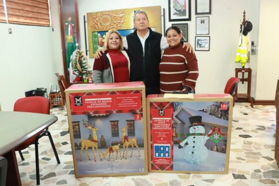 Óscar Ríos Ramírez entrega arreglos para la decoración navideña en la Villa de San Juan de Sabinas