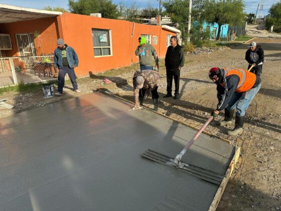 Óscar Ríos Ramírez supervisa avance de obra en la calle Fresnos