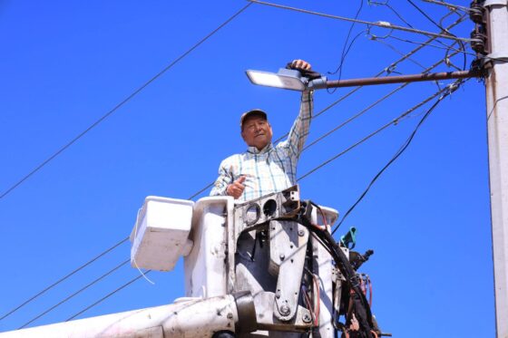 Lleva Óscar Ríos luminarias LED y atención directa al ejido Paso del Coyote