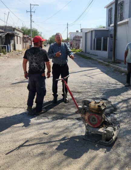 Supervisa Óscar Ríos acciones de bacheo en la colonia Progreso