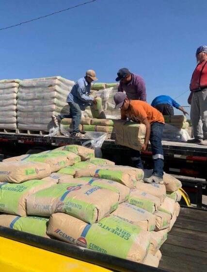 Entrega de cemento beneficia a 42 familias de San Juan de Sabinas gracias a gestión del alcalde Óscar Ríos Ramírez