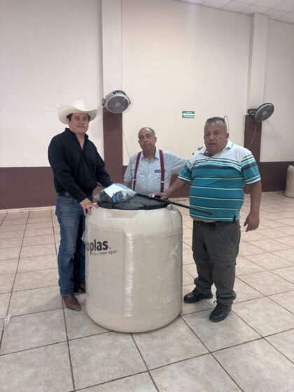 Entregan 19 tinacos a familias de San Juan de Sabinas