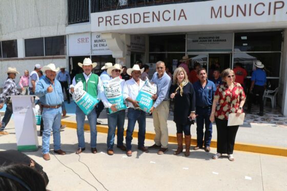 Fortalecen Óscar Ríos Ramírez y Manolo Jiménez Salinas al campo de San Juan de Sabinas