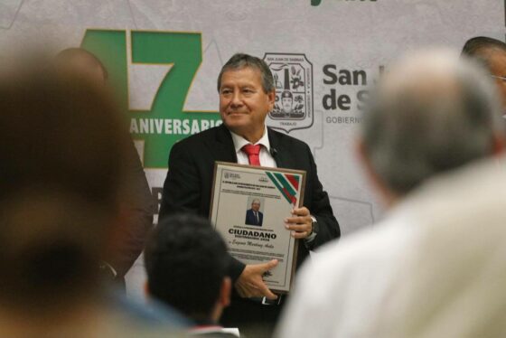 Encabeza Óscar Ríos Ramírez Sesión Solemne y reconoce a ciudadanos distinguidos en el 47 aniversario de Nueva Rosita