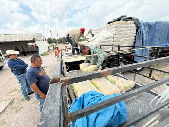 Entrega Gobierno Municipal cemento a familias de San Juan de Sabinas mediante programa social