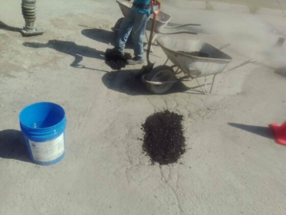 Continúa campaña permanente de bacheo en el cruce de Benito Juárez y Carretera Múzquiz