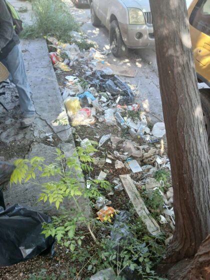 Siguiendo con las acciones de Limpieza en Nuestro Municipio y atendiendo los reportes que nos hacen llegar la ciudadania hoy se llevo a cabo Limpieza en la Calle Tacuba de la Colonia Comercial asi como otras areas de Nuestro Municipio