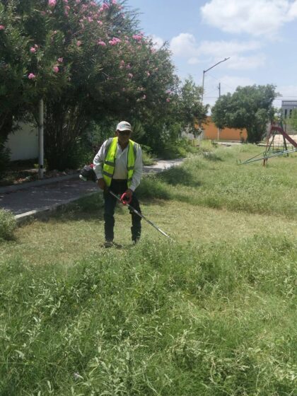 Intensifican labores de limpieza en la plaza de la colonia Zaragoza tras recientes lluvias