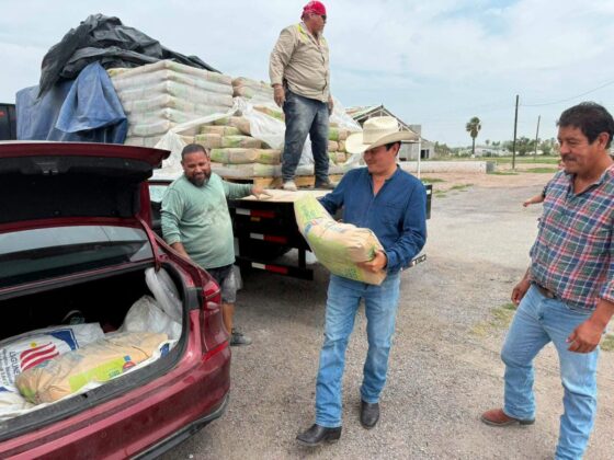 Gobierno Municipal y Congregación Mariana Trinitaria entregan 360 bultos de cemento en beneficio de 25 familias