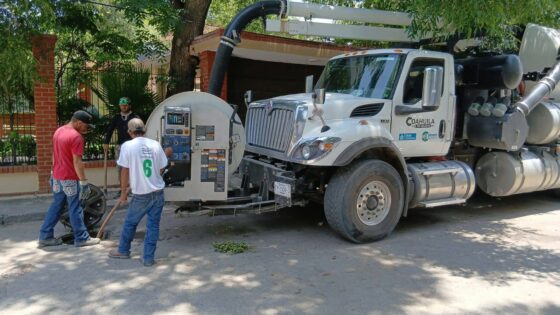 Continúan los trabajos de desazolve en la red de drenaje con el apoyo del Vactor estatal