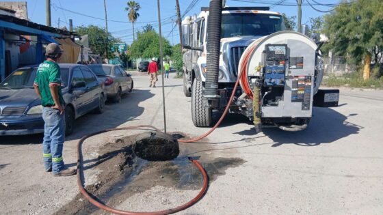 Refuerzan labores de desazolve en la red de drenaje con apoyo del camión Vactor