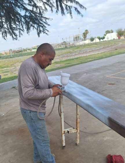Realizan mantenimiento en instalaciones deportivas durante el periodo vacacional escolar