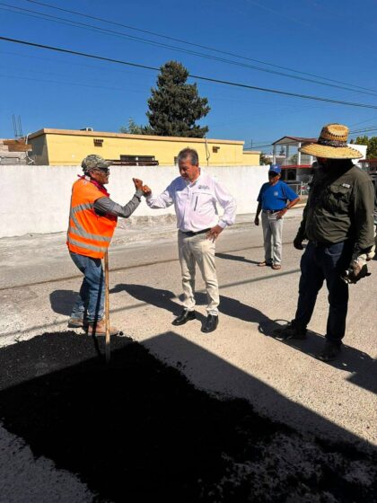 Supervisan labores de bacheo sobre la calle Dr. Mier en la colonia Zaragoza