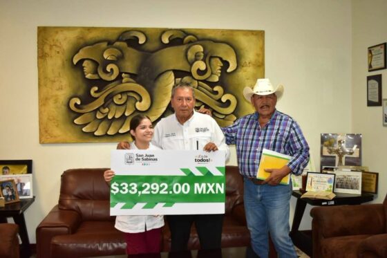 Entregan apoyo económico a Joselyn Carolina García Hernández rumbo al certamen nacional «Flor del Campo»