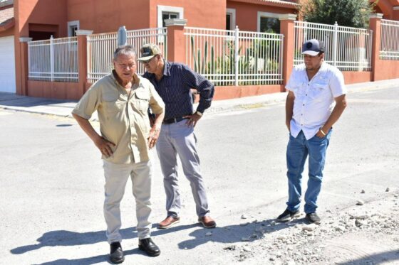 Recorren colonias de San Juan de Sabinas para atender reportes de servicios y supervisar decoración patria