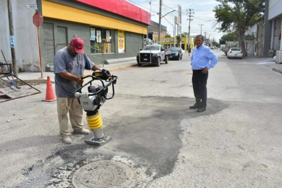 Continúan trabajos de bacheo sobre la calle Reforma en Nueva Rosita