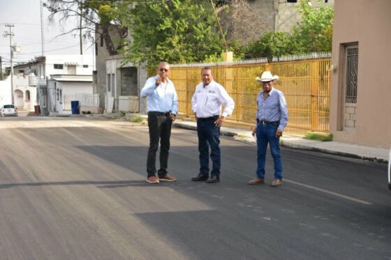 Supervisan obras de pavimentación en la calle Torreón de la colonia Chapultepec