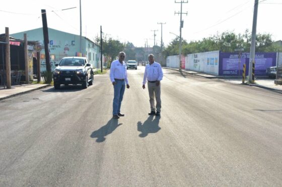 Supervisan avances de recarpeteo en la calle 5 de Febrero en la colonia Independencia