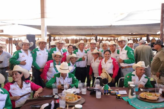 Participa Óscar Ríos Ramírez junto al gobernador Manolo Jiménez Salinas en la Gran Cabalgata de Sabinas