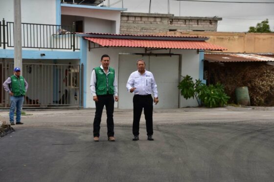 Supervisan pavimentación en la calle Primero de Mayo de la colonia Independencia junto a Mejora Coahuila