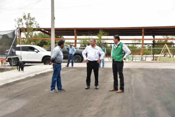 Supervisan avance de pavimentación en la calle Bucareli de la colonia Colinas del Pedregal junto a Mejora Coahuila