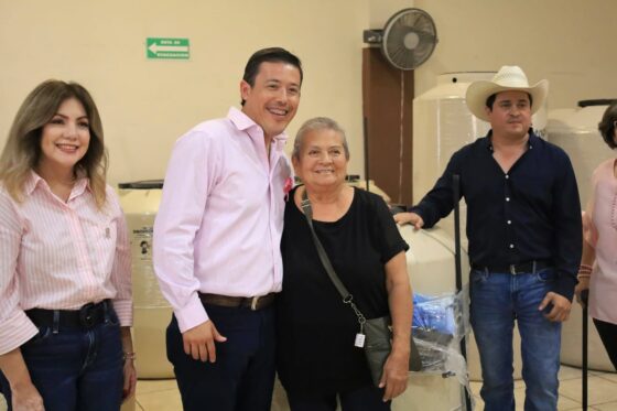 ENTREGA ULISES CÁRDENAS 18 TINACOS A FAMILIAS DE SAN JUAN DE SABINAS